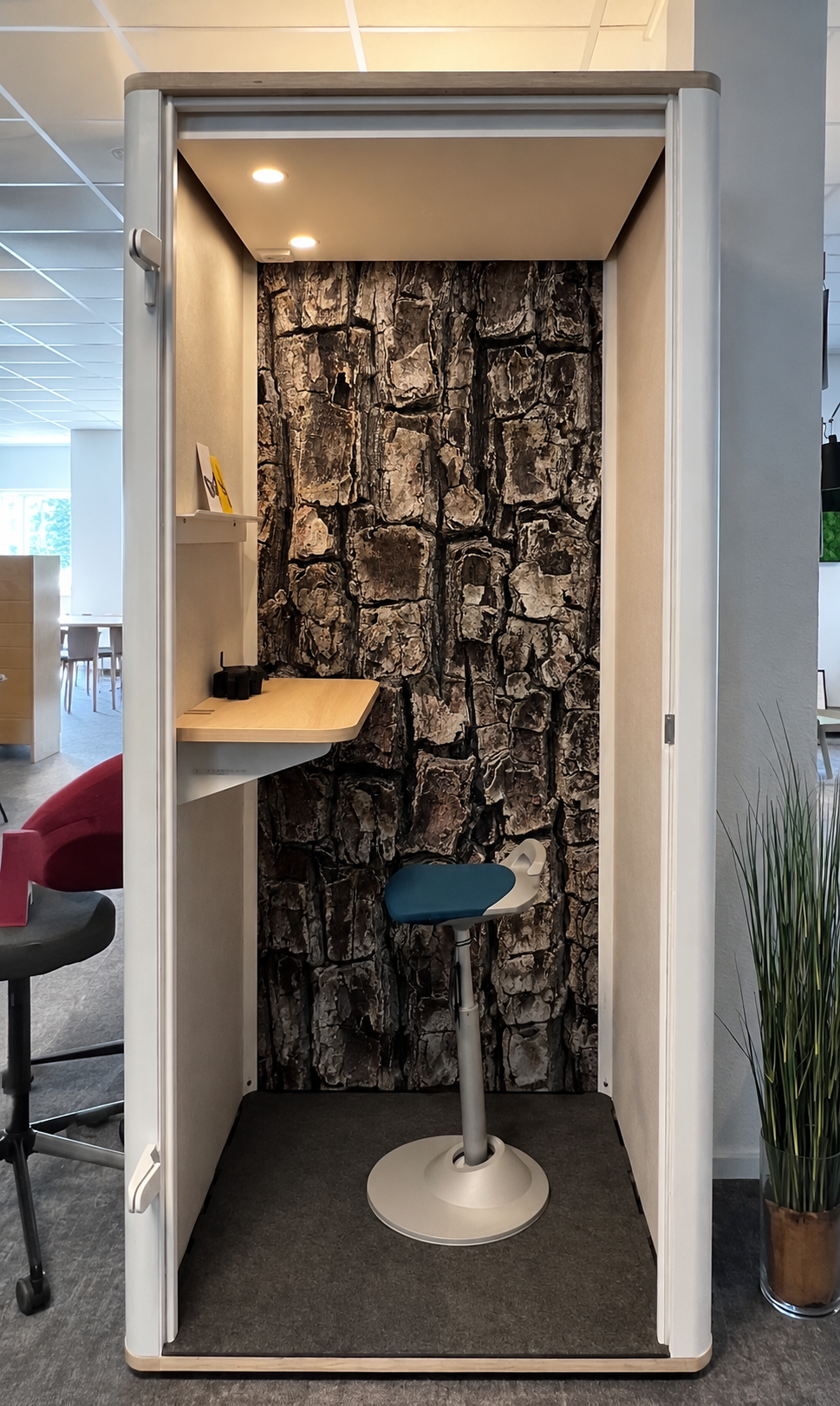Individuelles Design für Schallschutz in Telefonzelle