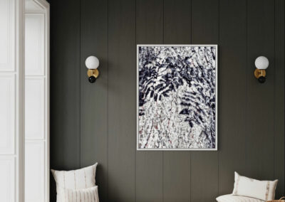 Gerahmte Schwarz-weiß Fotografie von Schatten auf einem Baumstamm an brauner Wand zwischen zwei Wandleuchten