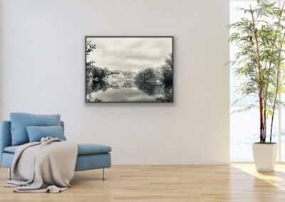 Schwarz-weiß Fotografie eines Sees in Lichtenau im Schattenfugenrahmen über einer blauen Chaiselongue