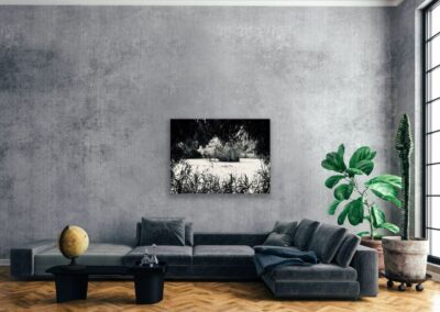 Schwarz-weiß Fotografie eines kleinen Sees in Münster an grau-marmorierter Wand über grauer Couchlandschaf