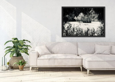 Schwarz-weiß Fotografie eines kleinen Sees in Münster über einer cremeweißen Couchlandschaft