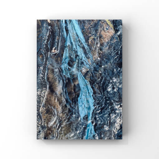 Detailfotografie von blauer Folie im Wasser