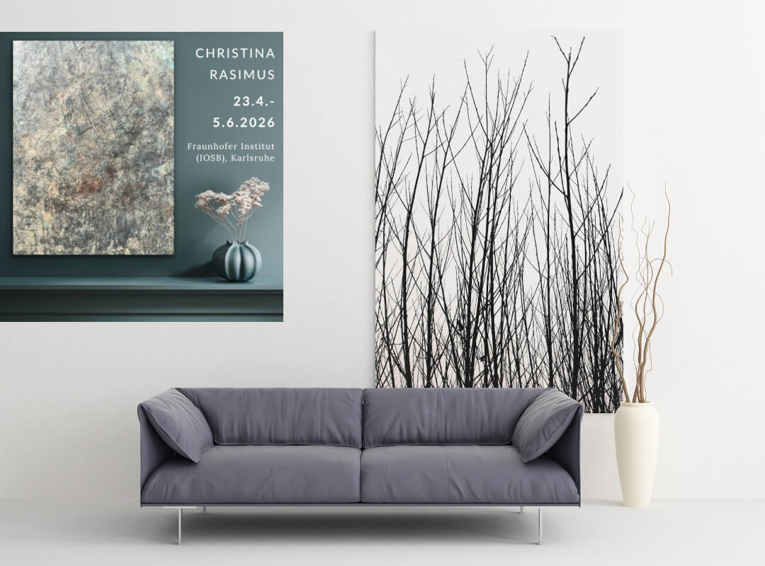 Fotografie von Weidenzweigen als Bild hinter einer grauen Couch mit Banner zur Ausstellungseinladung IOSB