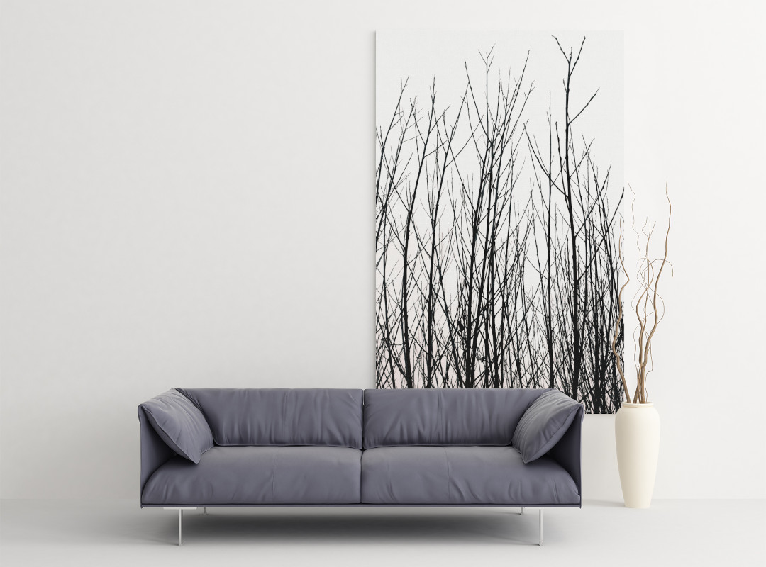 Fotografie von Weidenzweigen als Bild hinter einer grauen Couch