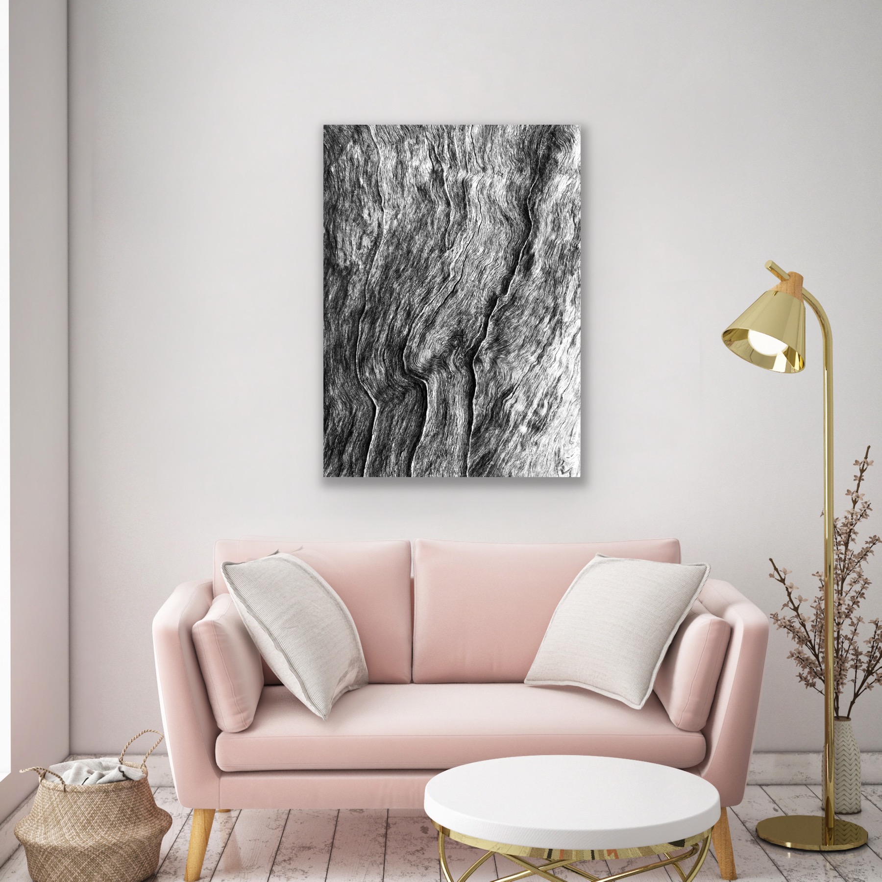 Detailfotografie von Treibholz über einer rosa Couch Detailfotografie von Treibholz über einer rosa Couch