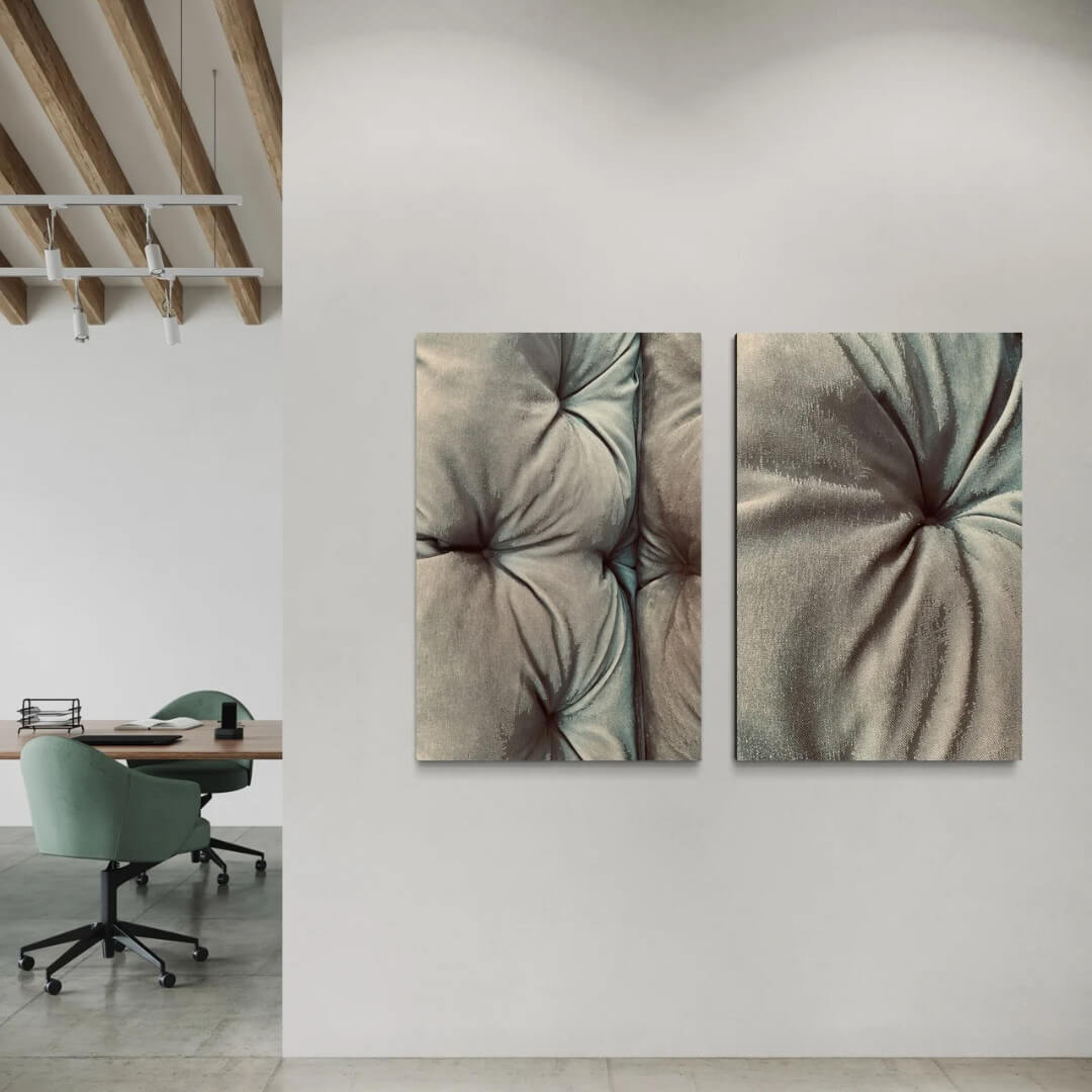 Zwei großformatige Detailfotografien eines vereisten Polsters hängen in einem Büro.