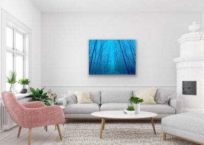 Fotografie eines Waldwegs in blauen Farben über einer hellgrauen Couch