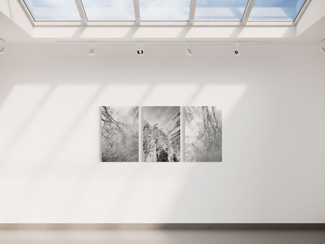 Wasserspiegelung I, II & III Bild 1 Drei Schwarz-weiß Fotografien einer Wasserspiegelung an weißer Wand