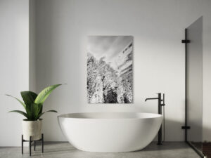 Schwarz-weiß Fotografie einer Wasserspiegelung an weißer Wand über einer weißen Badewanne