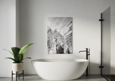 Schwarz-weiß Fotografie einer Wasserspiegelung an weißer Wand über einer weißen Badewanne