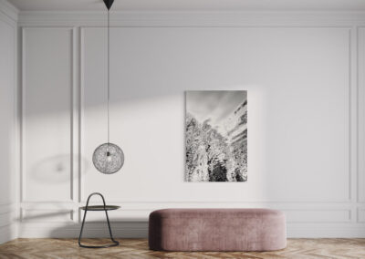 Schwarz-weiß Fotografie einer Wasserspiegelung an weißer Wand über einer altrosa-farbenen Sitzbank
