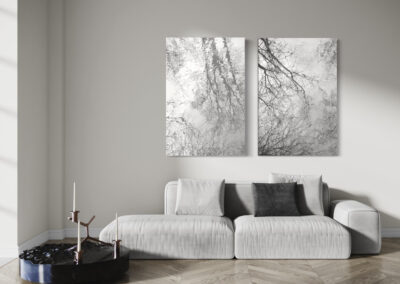 Zwei Schwarz-weiß Fotografien einer Wasserspiegelung an weißer Wand über einer beigen Couch