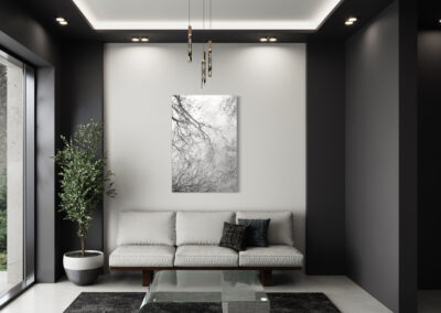 Schwarz-weiß Fotografie einer Wasserspiegelung an weißer Wand über einer beigen Couch
