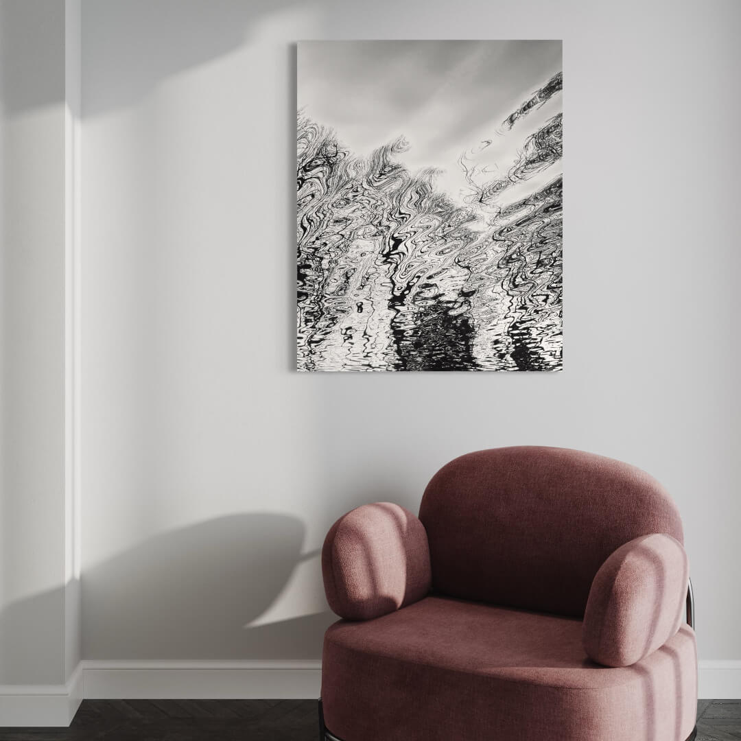 Detailfotografie »Wasserspiegelung« hinter rosa Sessel