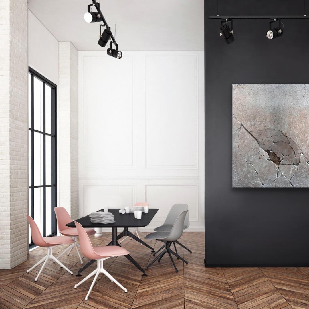 Detailfotografie eines zerbrochenen Betonwürfels in Büroraum an schwarzer Wand